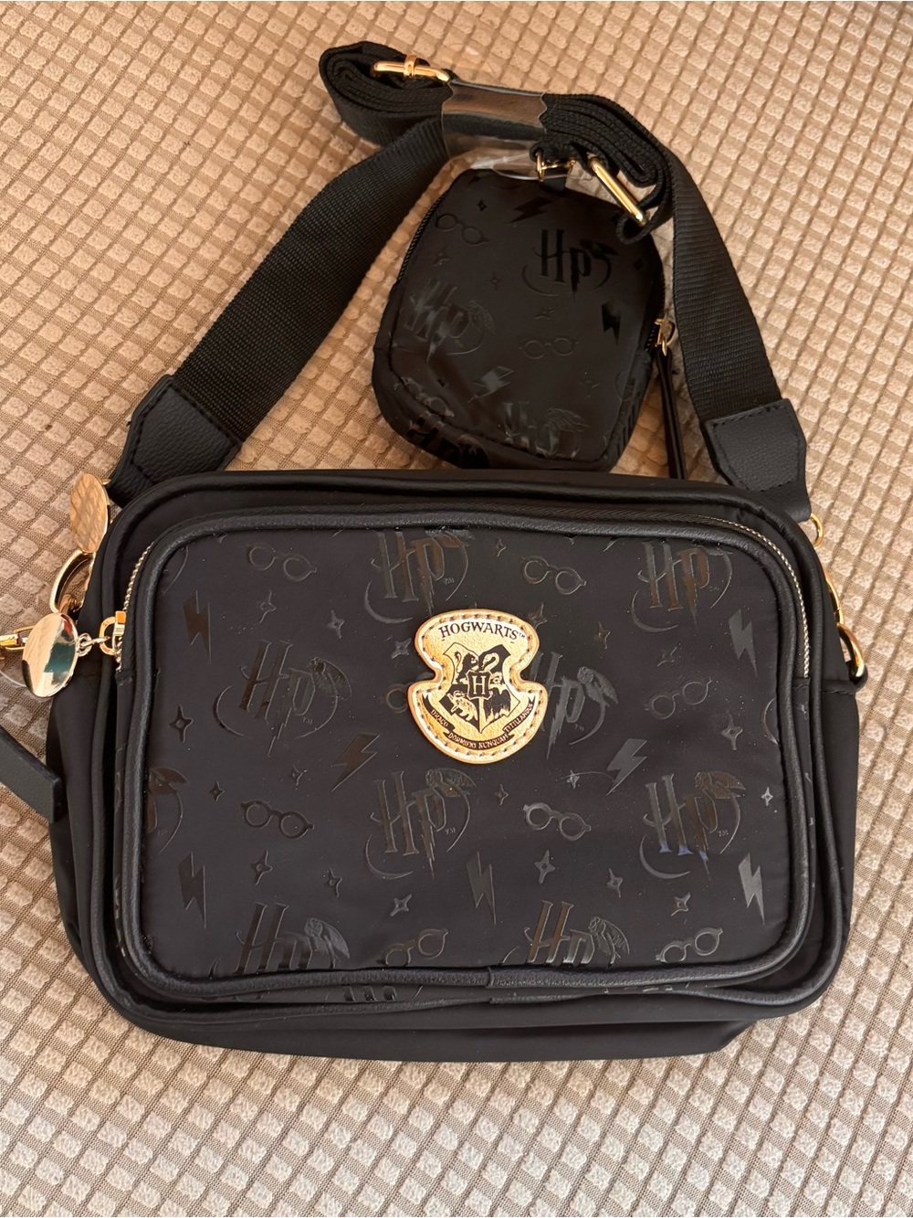 Hogwarts Harry Potter
Crossbody Bag with detachable coin purse Primark NWOT